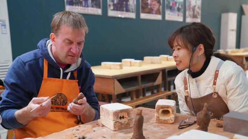 新春走基层 | 巧手塑俑：非遗传承人韩咪咪，让更多的人喜欢上中华文化