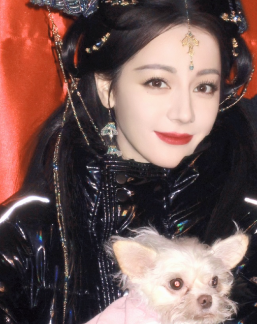 你是我人生有限体验里，触不可及却又永远明亮的那束光