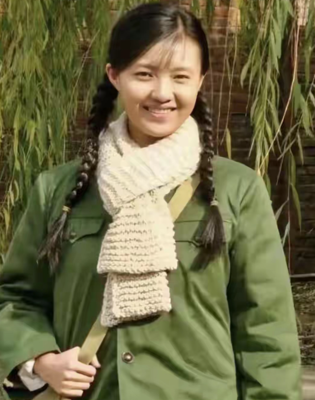 只知道傅晶是个演员今年49岁
那时候的照片，是真照片，真实形象跃然纸上，看着就舒