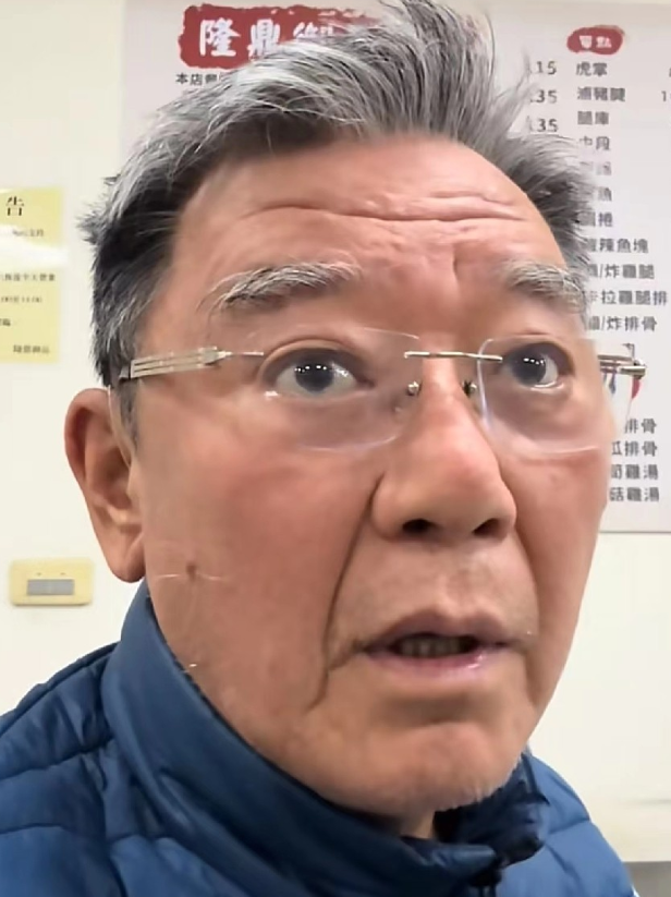 李立群在台湾吃猪脚饭
店里人都穿着短裤和凉拖鞋，还要吹风扇，李立群却穿着羽绒服，