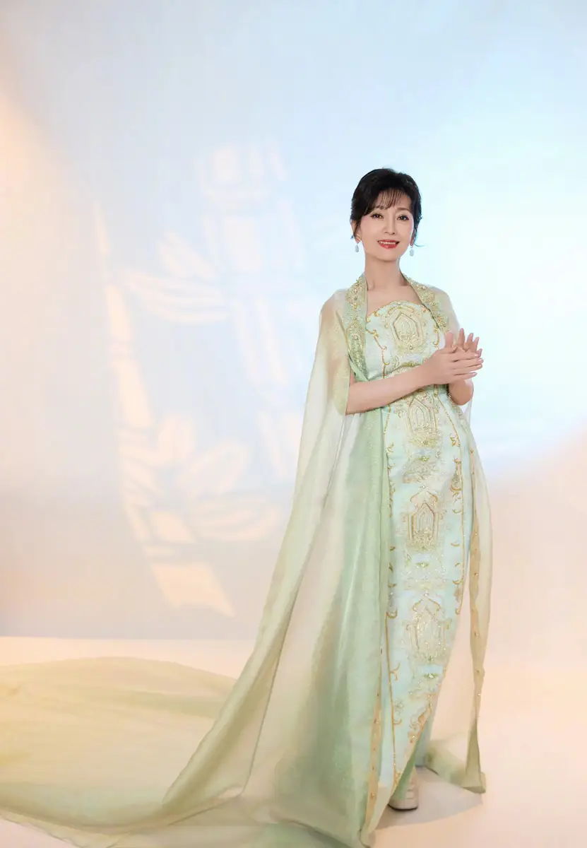 赵雅芝穿青绿刺绣裙配水蓝耳饰大气端庄 披薄纱披风温婉雅致