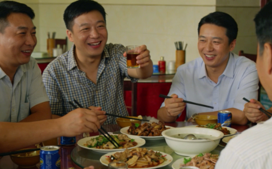 我在互联网大厂年薪60万，在亲戚眼里还不如月薪三千的公务员，亲戚：挣那么多钱，聚餐时还不是得点头哈腰