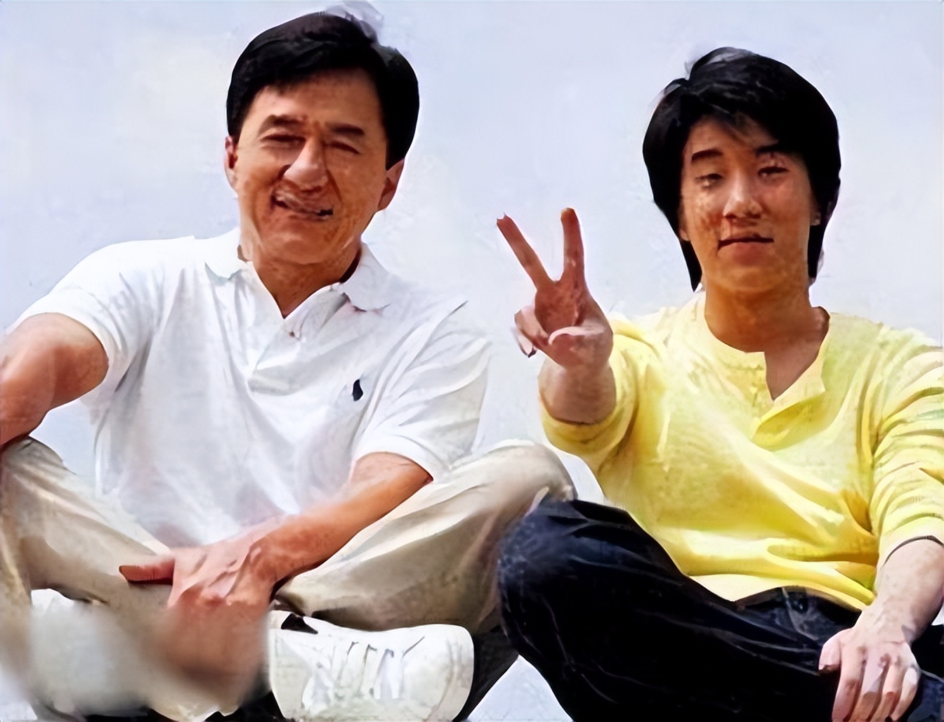 房祖名比同样情形的张m好多了，那人拿老爸的钱呆在泰国花天酒地。
 
给龙叔来几个