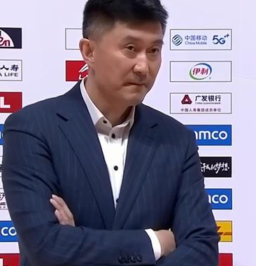 广东男篮主教练杜锋谈球队大胜新疆，他表示：这场的防守强度我觉得应该是这赛季大家做