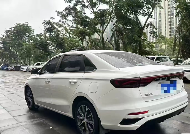 不得不说下这个360影像倒车
什么侧方停车倒车入库，简直帮了大忙 基本靠中控屏为