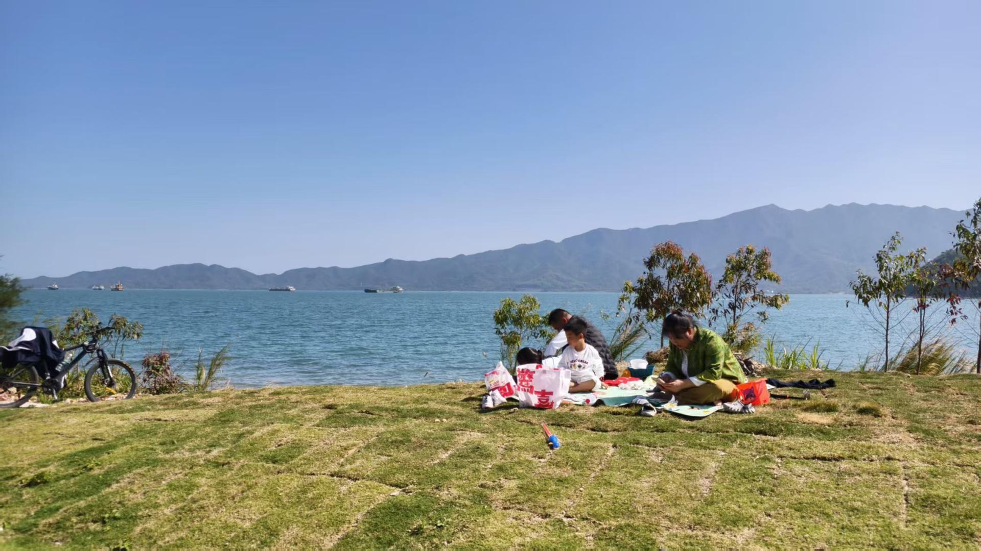 圳80后宝妈工资4K，开电车去海边煮虾粥，隔壁宝妈看呆了