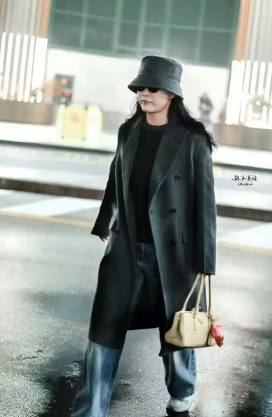 从“喜剧王牌”到“力量女神”，贾玲用两年时间把自己活成了现实版《热辣滚烫》续集。