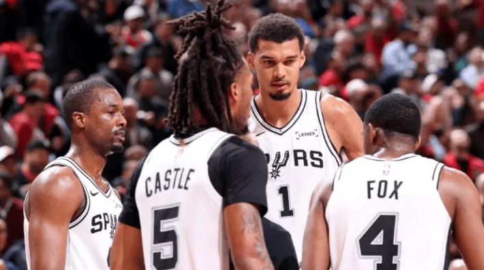 NBA季后赛，马刺将对阵开拓者。
马刺首发：福克斯、卡斯尔、瓦塞尔、尚帕尼、文班