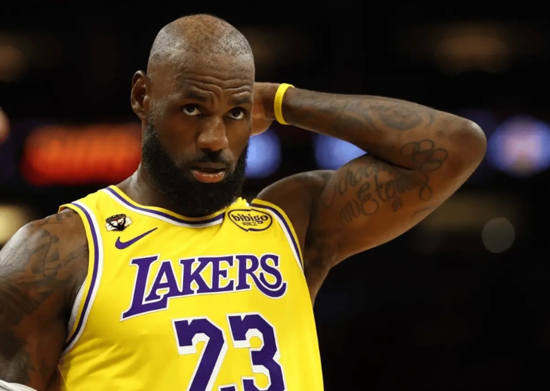 真的太恶心了！最后时刻就差1分，雷迪克把第四节百分百命中率的八村垒换下去了，让受