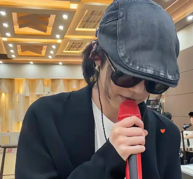 华晨宇这波演唱会延期确实让人跟着遗憾

他构想的那个“火星乌托邦”舞台，就搭在抚