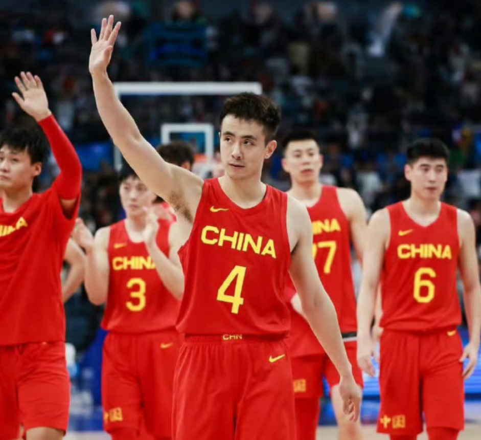 赵睿因伤缺阵，赵继伟接过队长袖标！
中国男篮队长赵睿因伤缺席了国家队，赵睿在担任