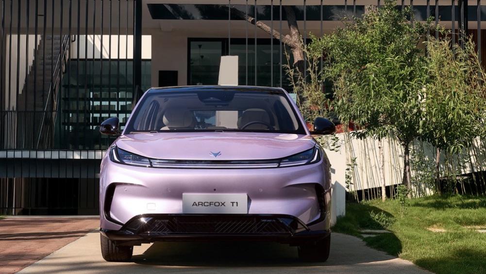 北汽极狐打破廉价认知 极狐T1以极光美学点亮A0级市场