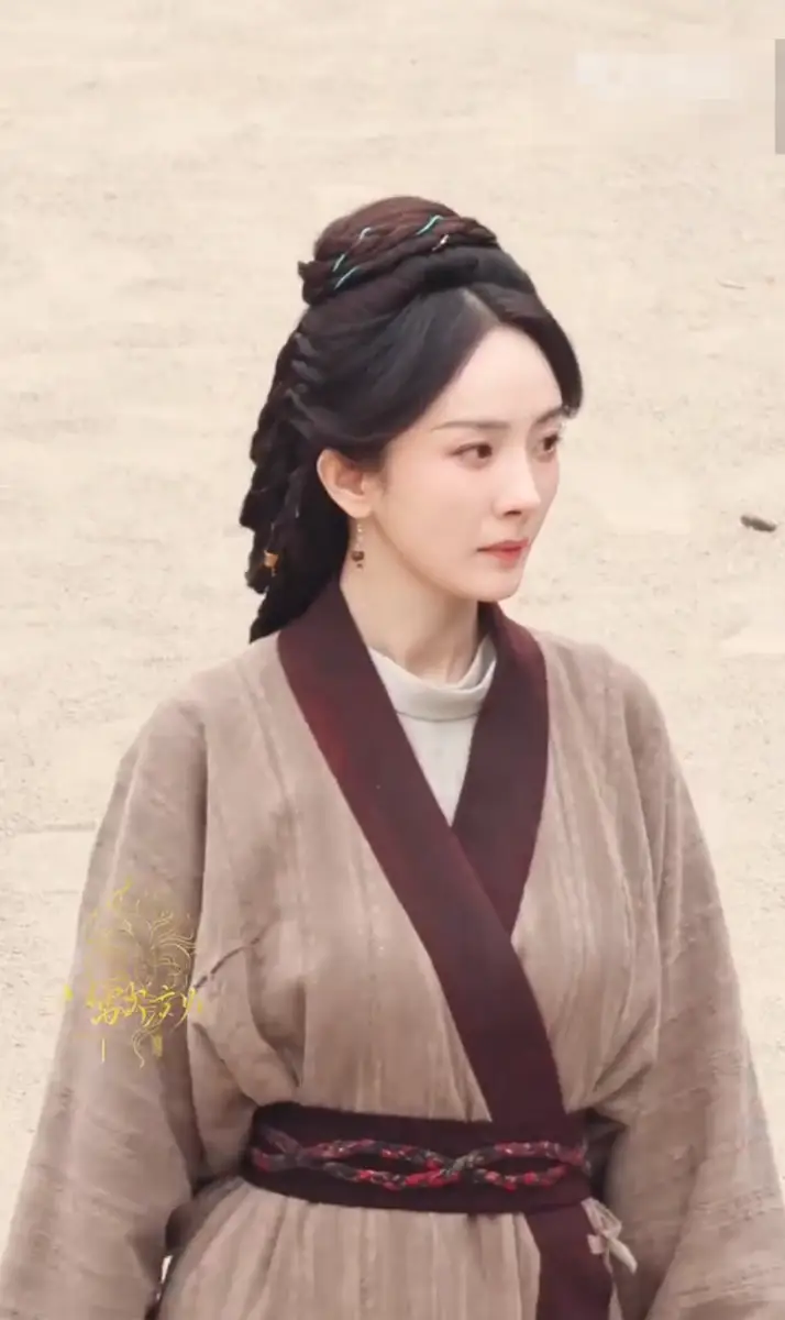 杨幂着素色襦裙典雅大气 长发盘起工作非常认真