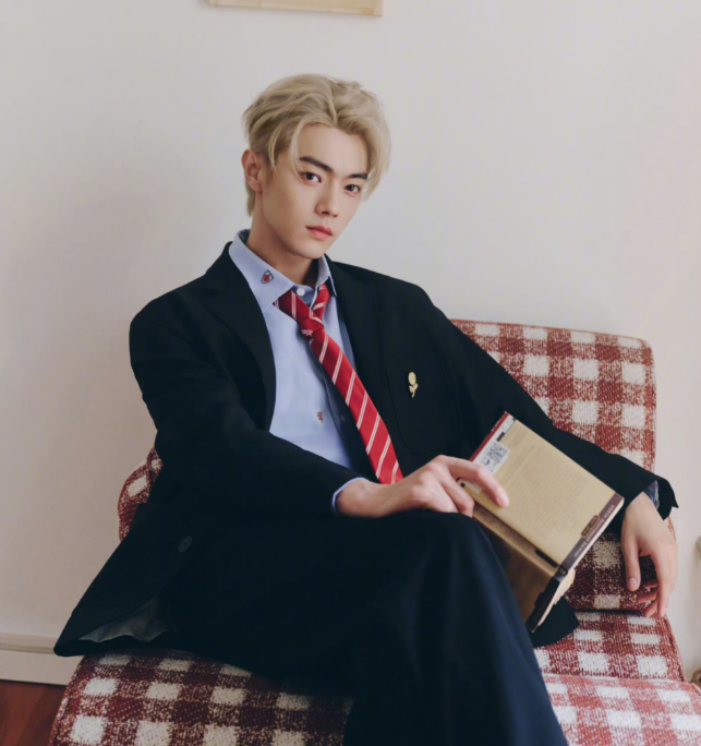 于正卡点晒照为许凯、王星越庆生
许凯、王星越都是欢娱影视签约演员，于正真是一个好