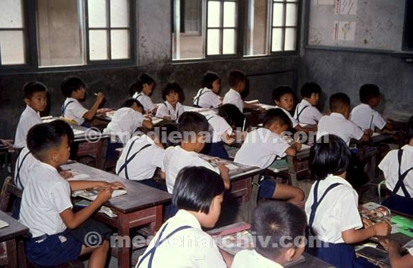 1974年，上课的台湾小学生。
