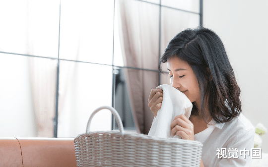 邻居天天偷我家晒的腊肉，留下超市优惠券当付款，可一个月后他们全家都崩溃了