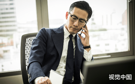 第一次去女友家，局长岳父泡着千元好茶，却只给他一杯凉水，岂料市长深夜登门：陆处，省纪委急电您回去
