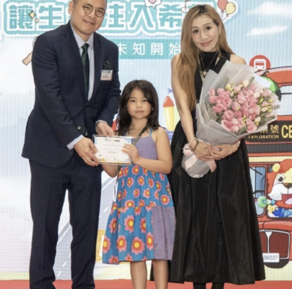 何超盈6岁女儿举办艺术展
何超盈亮相一脸自豪，辛奇隆再度缺席