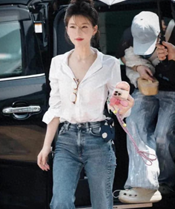 赵露思高扎甜美丸子头
身穿简约白衬衫搭配牛仔裤，好清新减龄