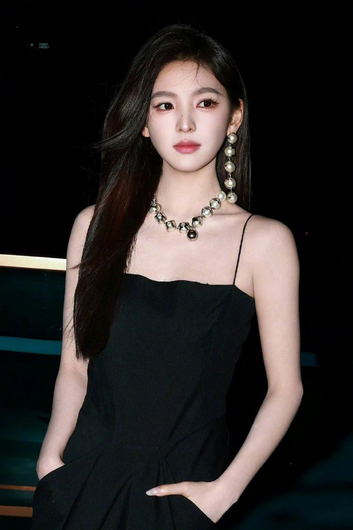 章若楠这张脸直接杀疯了！姐姐的颜值真的美到封神，这造型简直是为她量身打造的，眉眼