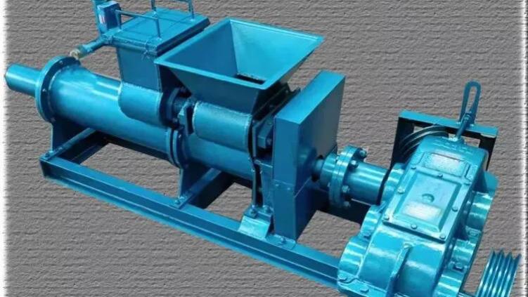 真空练泥机：先进陶瓷泥料制备的关键设备