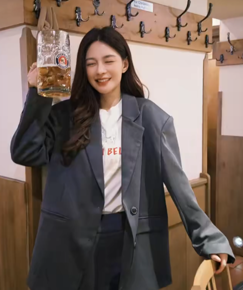 杜海涛镜头下的沈梦辰
沈梦辰在社交平台上分享自己的旅游视频：“从法兰克福到科隆，