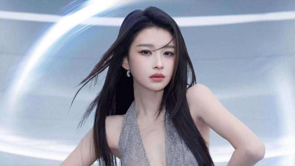 孙怡最新线下活动造型曝光，一袭银裙披银河