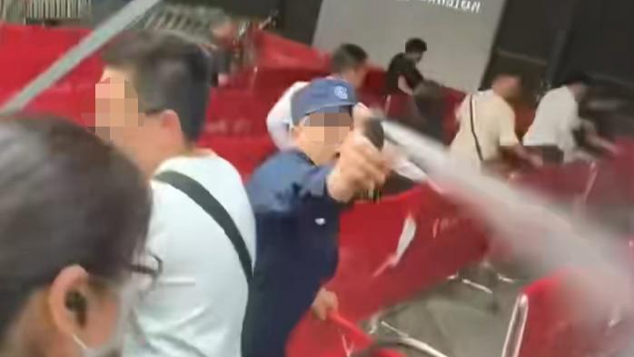 购房者连夜排队，龙华一楼盘开盘秩序混乱，开发商紧急致歉！记者现场实探→