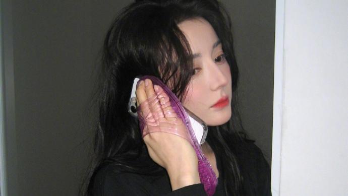 热巴抽象手机壳炸上热搜！全网扒疯：到底谁给买的？