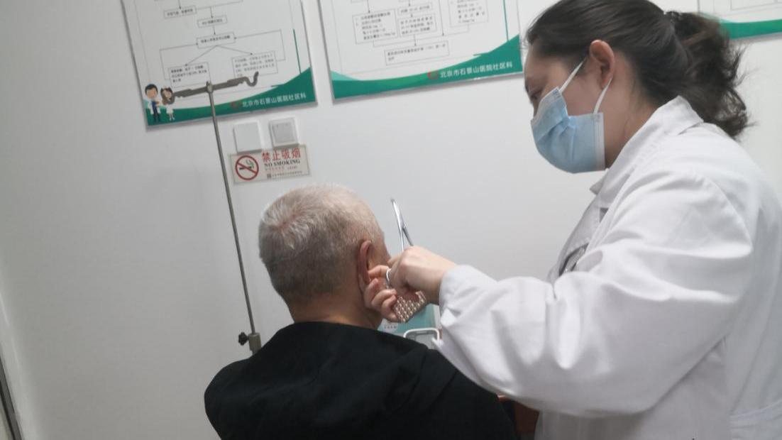 耳穴助安眠 中医外治护睡眠