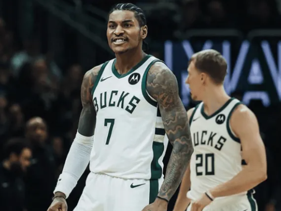 NBA常规赛，雄鹿主场118-116险胜骑士。
全场比赛，雄鹿球员小凯文-波特首