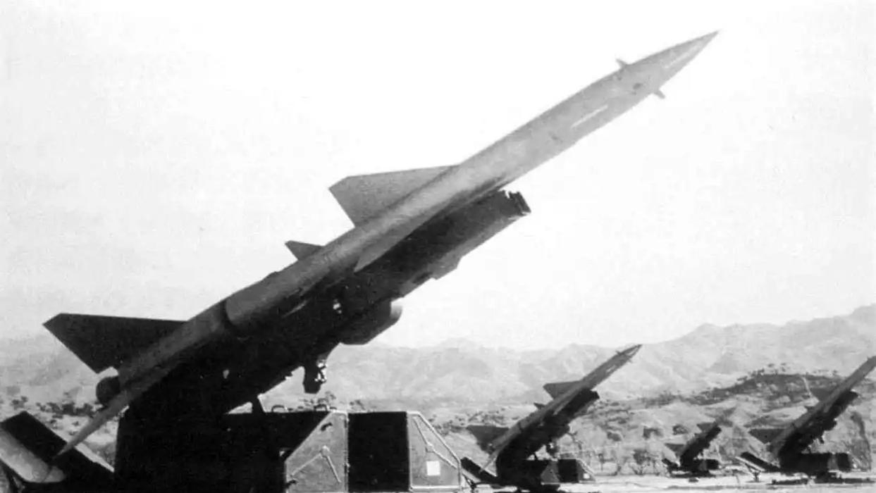 1959年，新中国使用地空导弹击落美蒋侦察机，创造了世界防空史上第一次使用地空导弹击落敌机的先例。