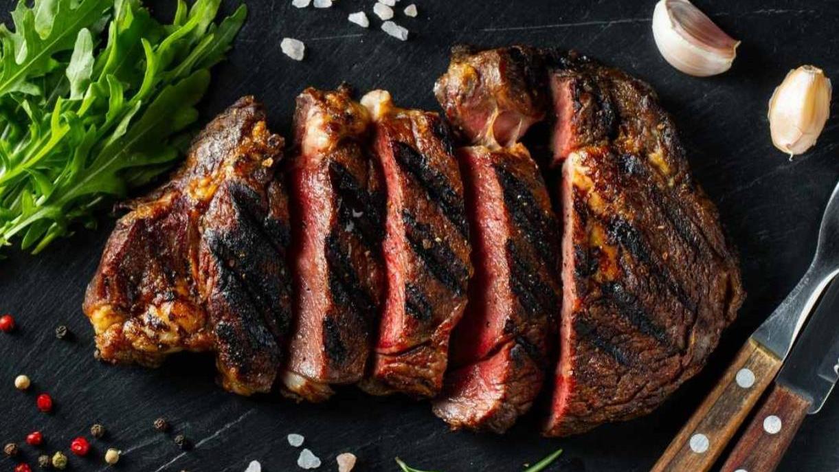 英国的“牛排社”究竟藏着怎样的秘密？从烤肉到不列颠灵魂的狂欢