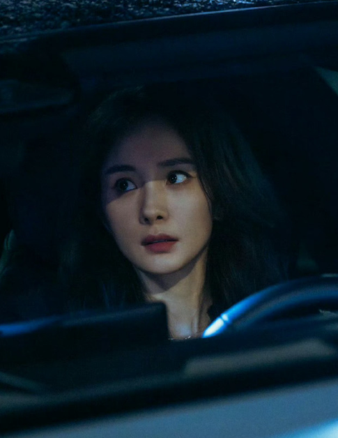 杨幂在电视剧年度盛典捧花登场，黑长直造型尽显女神风范，一颦一笑都撩人心弦。她似夜