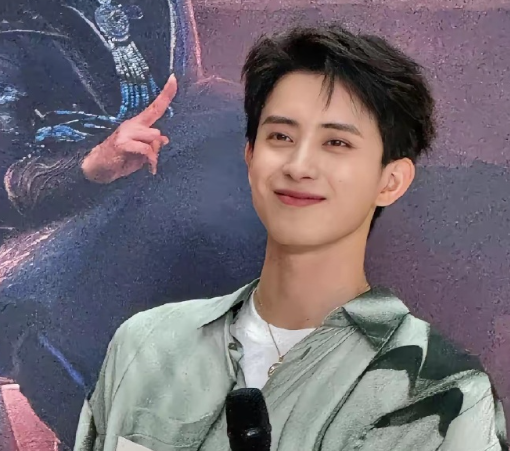 说白了
敖瑞鹏最大的本钱
不是他颜值高，也不是他资源好，而是他性格活泼讨喜。
​