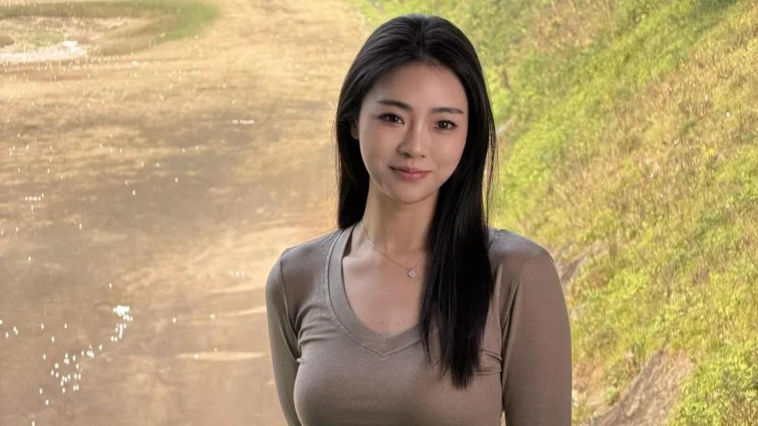 温柔御姐乡间小路拍照，8个简单动作，让她看起来甜美迷人，自然松弛感拉满