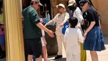 唐嫣罗晋带女儿游新加坡