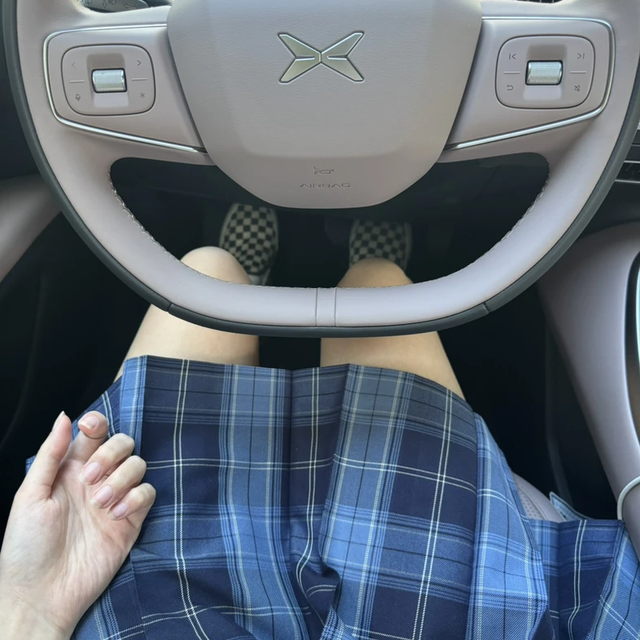 小鹏皮气家的后排儿小主板儿
如果自己再配上一个防滑店儿，那在即便是在行驶过程中，