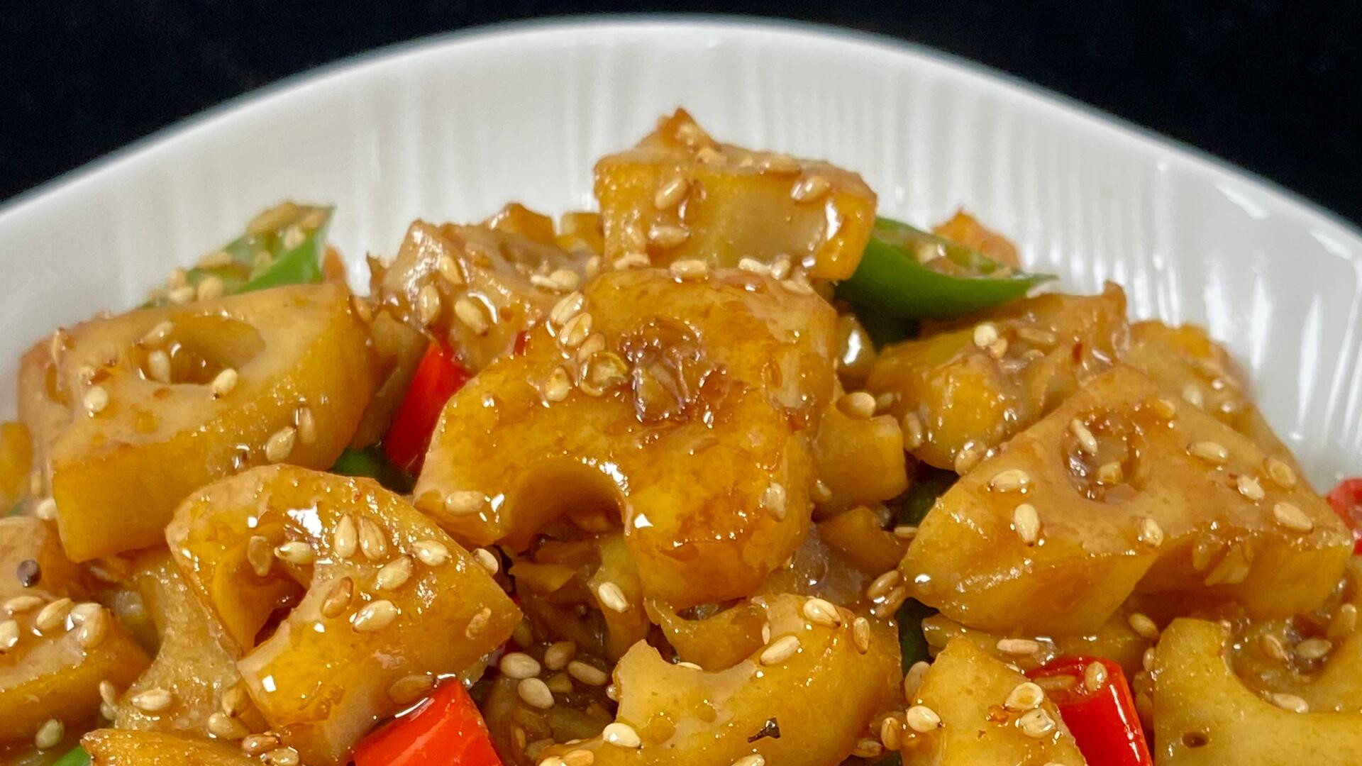 今天分享这道超级下饭的酸辣藕丁，嘎嘎好吃！！