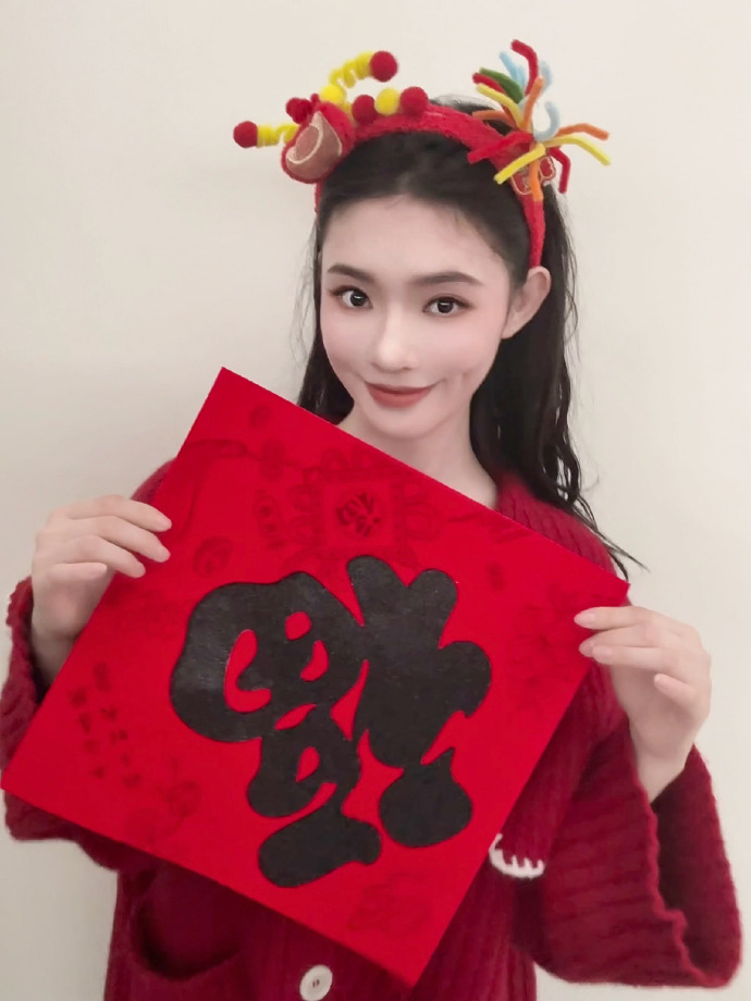 林允的新春居家美照，超可爱的！