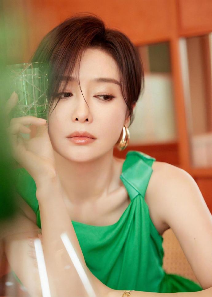 秦岚绿色长裙写真，清新色调衬得她优雅又灵动