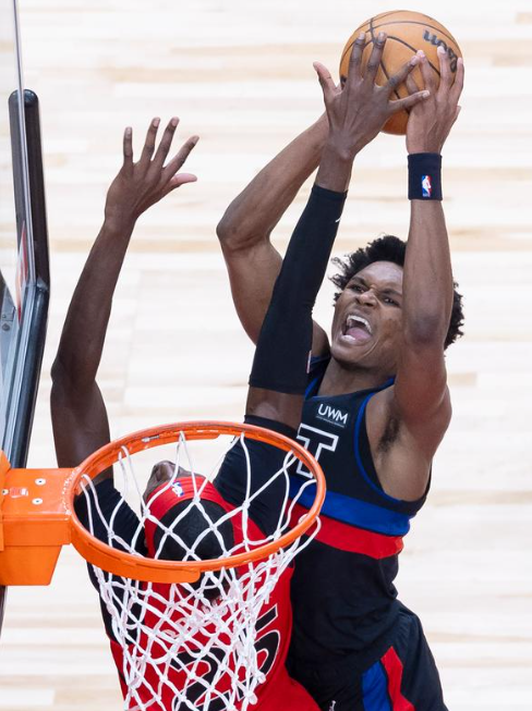 活塞阵容空间问题，对面可以无脑收缩篮下，坎宁安突不进去，杜伦身高不高篮下挣扎！