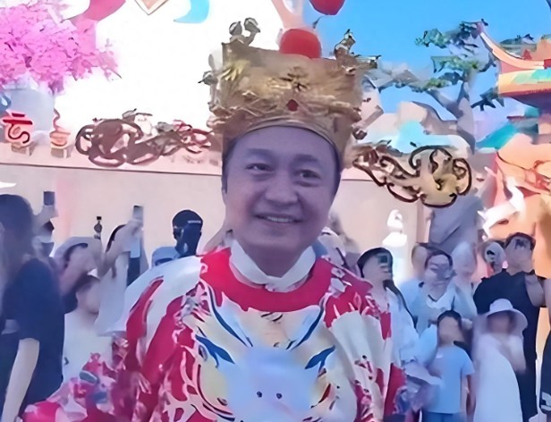 多位明星无戏可拍，沦落到给景区打工，太心酸了！
 
什么形式的劳动都值得尊重。演