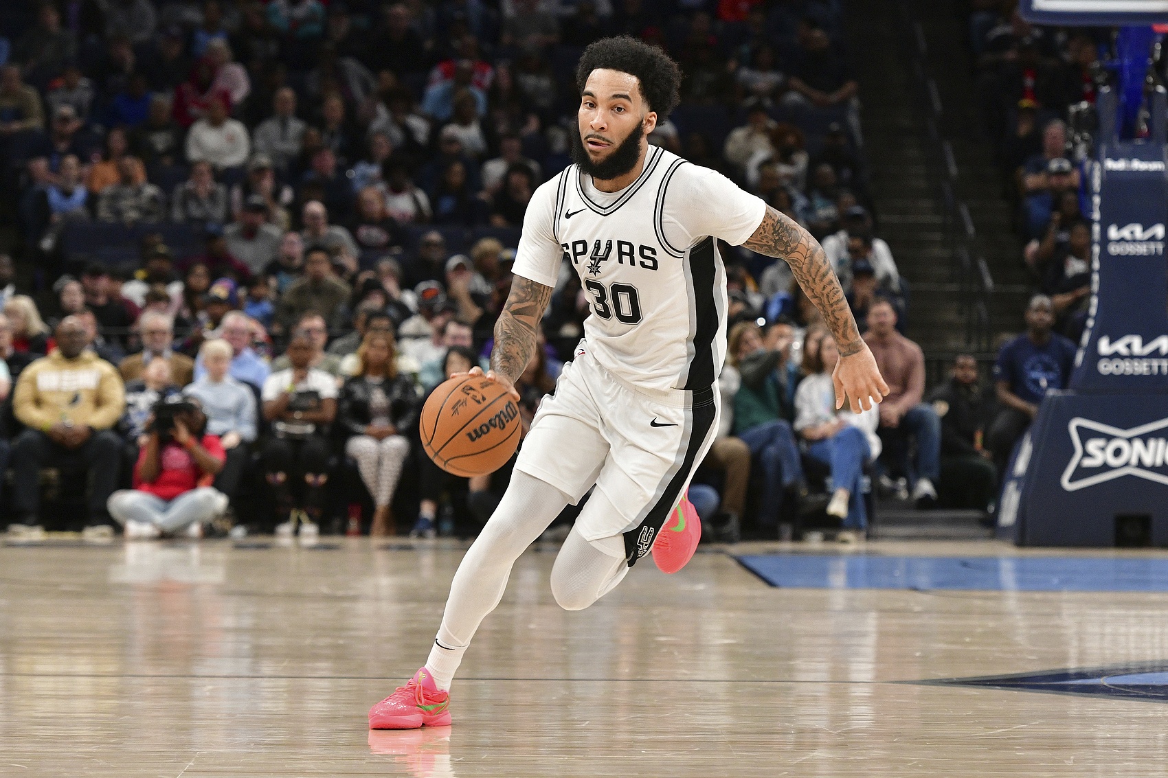 上一场火箭队被圣安东尼奥马刺队打爆，火箭队那场比赛净输25分，这也是本赛季他们输