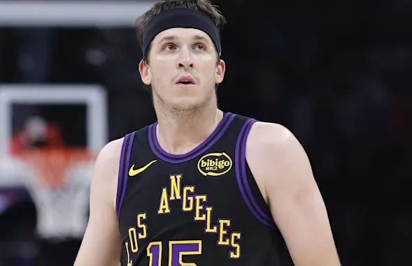 NBA季后赛，湖人对阵雷霆。
三节战罢，雷霆84-72领先湖人。
里夫斯三节11