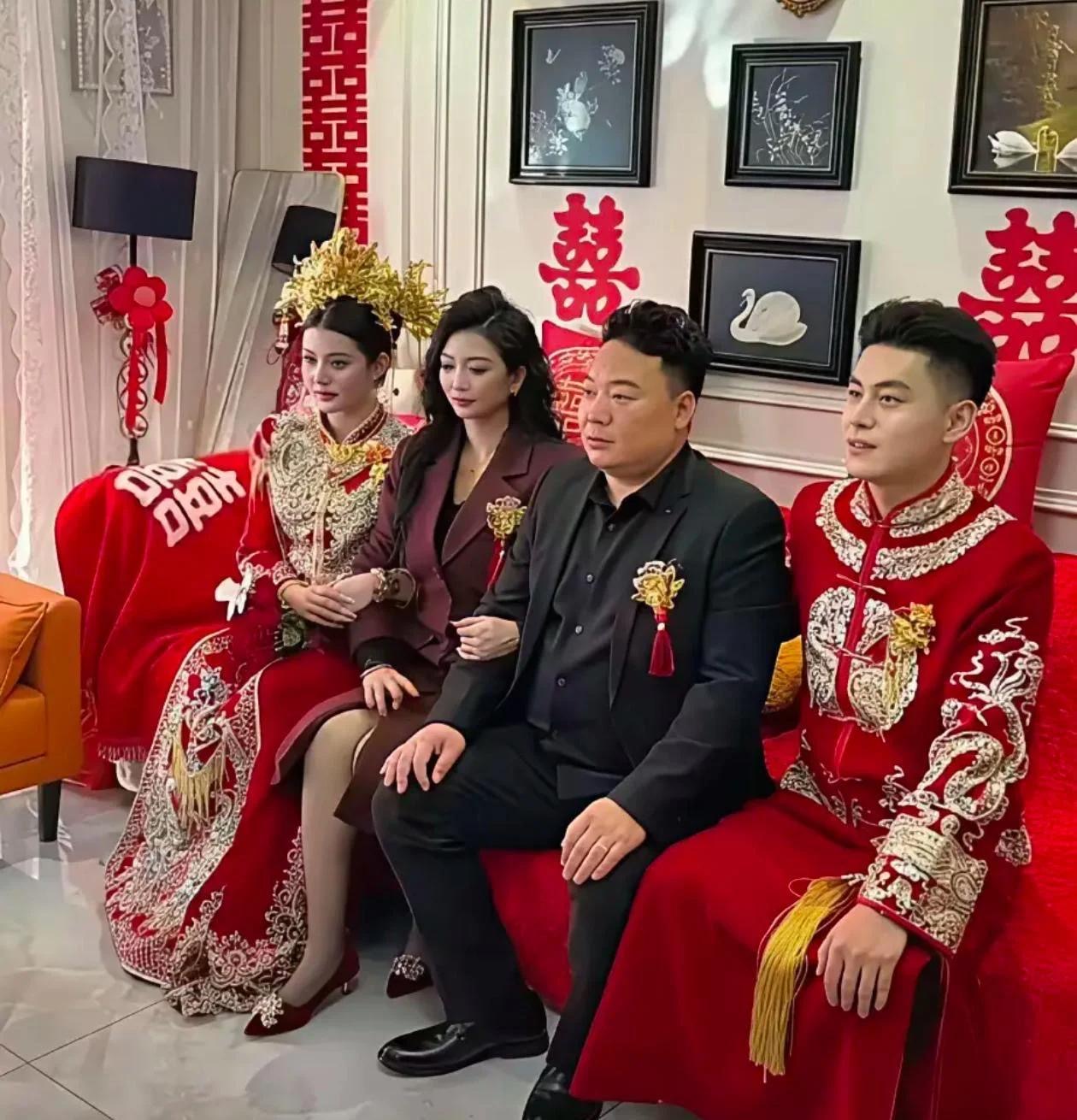 怎么感觉岳母比新娘还美啊？