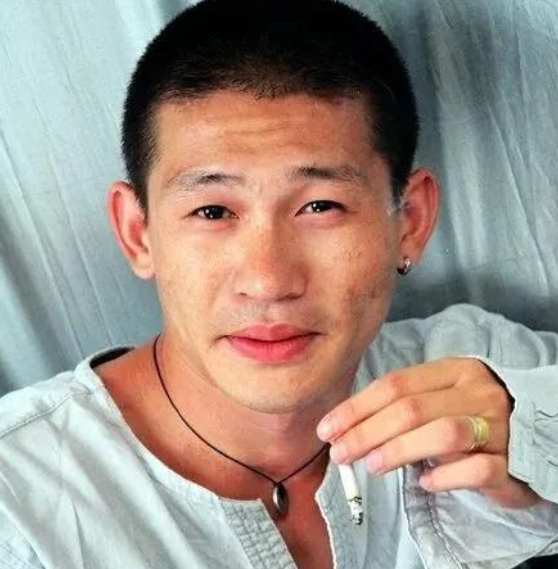 演员余皑磊说以前也没攒下啥钱

最难的时候，日子过得是真抠，干几个月活，挣一万多