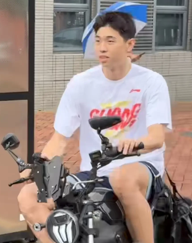 广东球员迎战生死战难得的松驰感

今晚7点35分，广东将在主场迎战北京首钢，这就