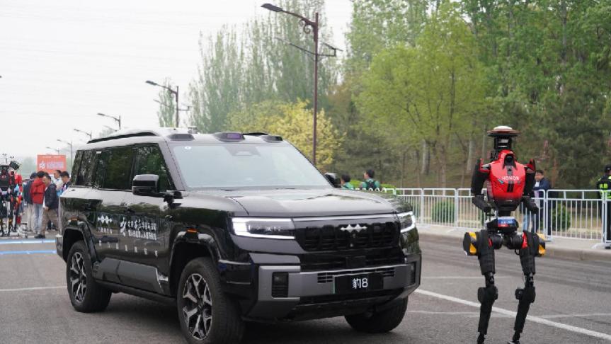 方程豹护航全球首场人形机器人马拉松