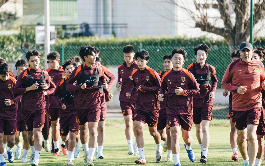 U16国少热身赛0比2不敌法国格勒布尔U17。
昨晚国少在法国拉练后的第一场热身